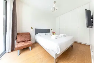 Küche; küchengeräte, holzboden, tageslicht, moderner stil