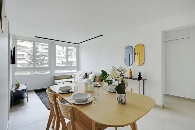 Kuchyňa; kuchynské spotrebiče, drevená podlaha, prirodzené svetlo, moderný štýl