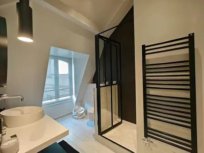 Mutfak; mutfak aletleri, ahşap zemin, doğal ışık, modern stil