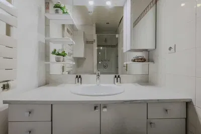 Kuhinja; kuhinjski aparati, drveni pod, prirodno svjetlo, moderni stil