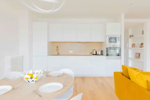 Wohnzimmer; holzboden, tageslicht, moderner stil