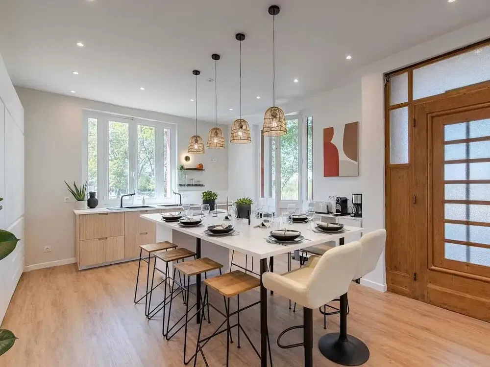 Küche; küchengeräte, holzboden, tageslicht, moderner stil