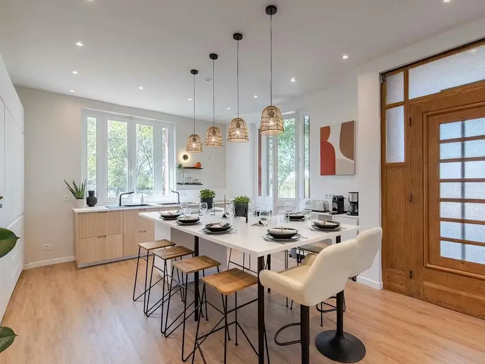 Küche; küchengeräte, holzboden, tageslicht, moderner stil