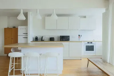 Küche; küchengeräte, holzboden, tageslicht, moderner stil