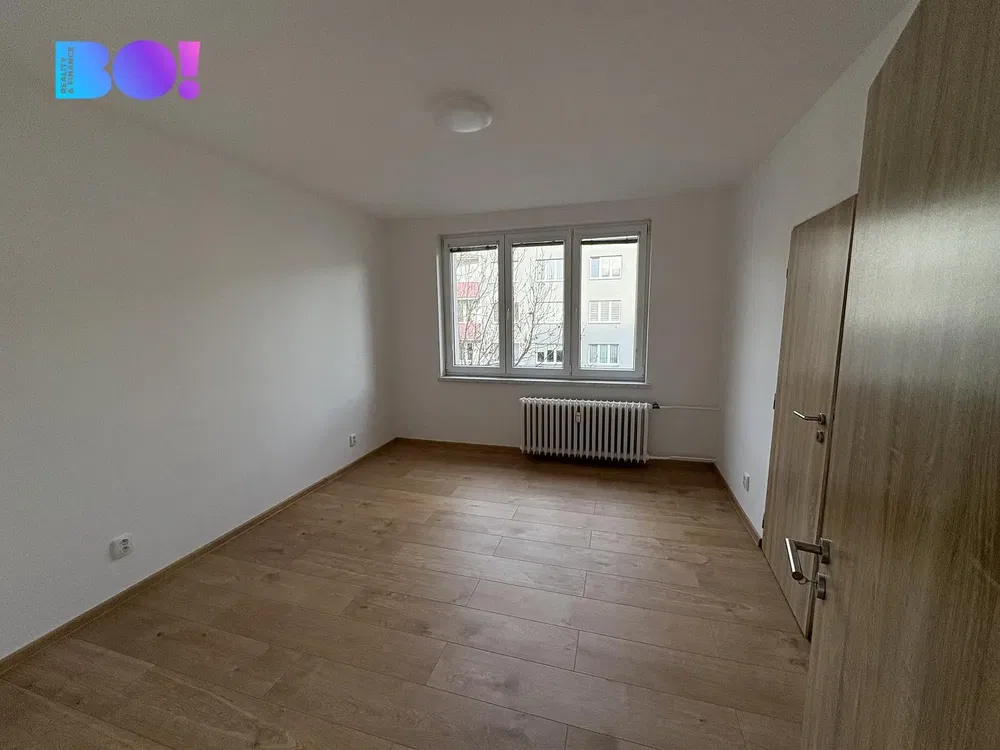 Living room; wood floor, natural light, modern style