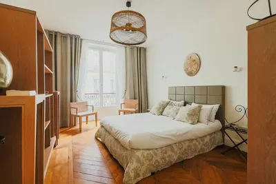 Obývačka; drevená podlaha, prirodzené svetlo, moderný štýl