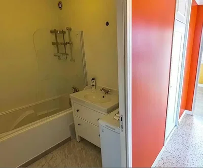 Küche; küchengeräte, holzboden, tageslicht, moderner stil