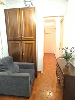 Sala de estar; chão de madeira, luz natural, estilo moderno