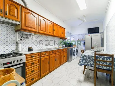 Küche; küchengeräte, holzboden, tageslicht, moderner stil