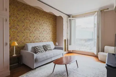 Küche; küchengeräte, holzboden, tageslicht, moderner stil