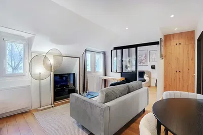 Кухня; кухненски уреди, дървен под, естествена светлина, модерен стил