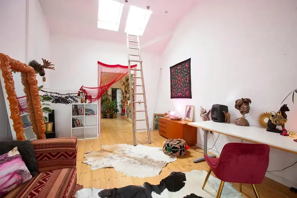 Küche; küchengeräte, holzboden, tageslicht, moderner stil
