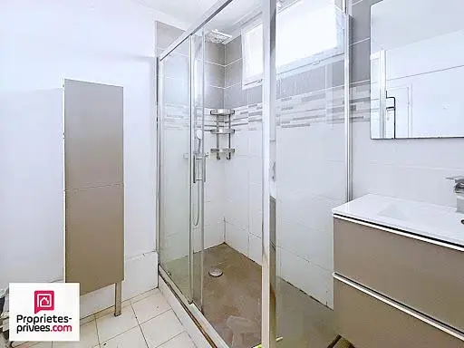 Cuisine; électroménager, parquet, lumière naturelle, style moderne