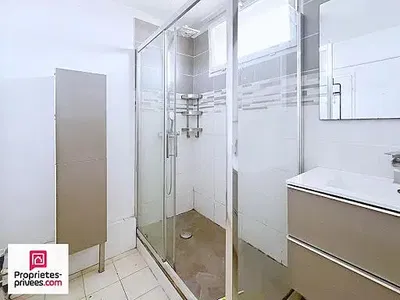 Cuisine; électroménager, parquet, lumière naturelle, style moderne