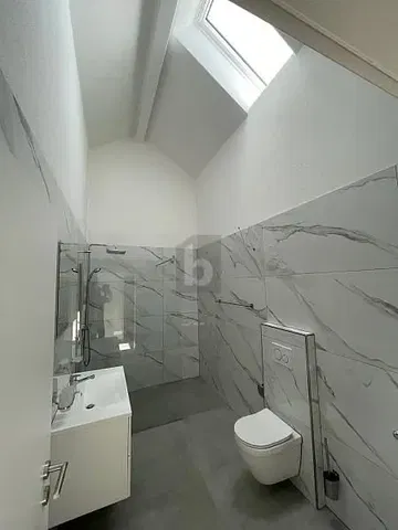 Wohnzimmer; holzboden, tageslicht, moderner stil