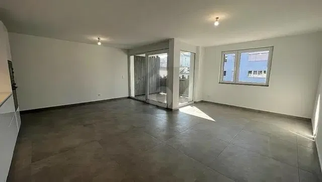 Küche; küchengeräte, holzboden, tageslicht, moderner stil