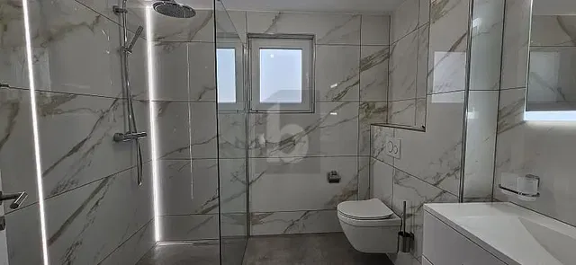 Mutfak; mutfak aletleri, ahşap zemin, doğal ışık, modern stil