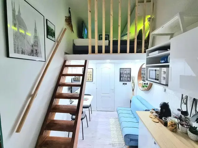 Kuchyňa; kuchynské spotrebiče, drevená podlaha, prirodzené svetlo, moderný štýl