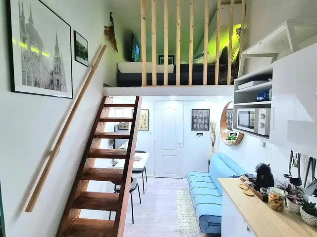 Cozinha; eletrodomésticos, chão de madeira, luz natural, estilo moderno