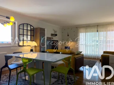 Cozinha; eletrodomésticos, chão de madeira, luz natural, estilo moderno