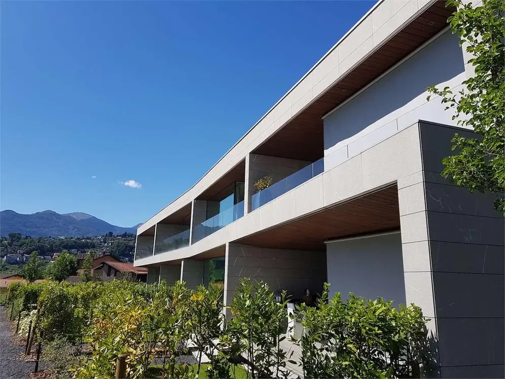 Obývačka; drevená podlaha, prirodzené svetlo, moderný štýl