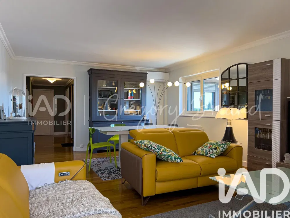 Cozinha; eletrodomésticos, chão de madeira, luz natural, estilo moderno