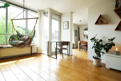 Wohnzimmer; holzboden, tageslicht, moderner stil