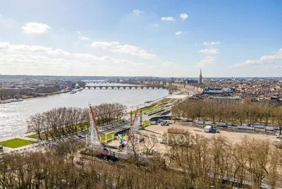 Κουζίνα; συσκευές κουζίνας, ξύλινο πάτωμα, φυσικό φως, μοντέρνο στυλ