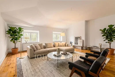 Oturma odası; ahşap zemin, doğal ışık, modern stil