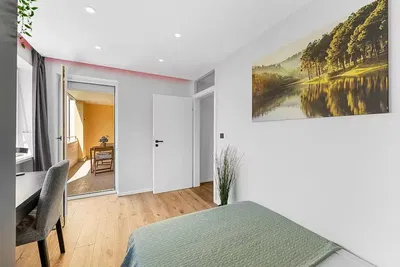 Кухиња; кухињски апарати, дрвени под, природно светло, модерни стил