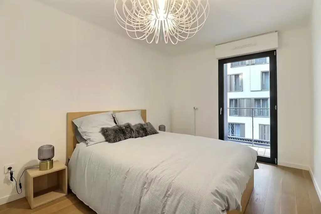 Cozinha; eletrodomésticos, chão de madeira, luz natural, estilo moderno