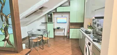 Mutfak; mutfak aletleri, ahşap zemin, doğal ışık, modern stil