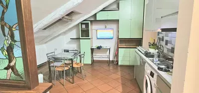 Küche; küchengeräte, holzboden, tageslicht, moderner stil