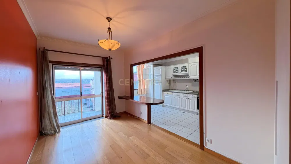 Cuisine; électroménager, parquet, lumière naturelle, style moderne