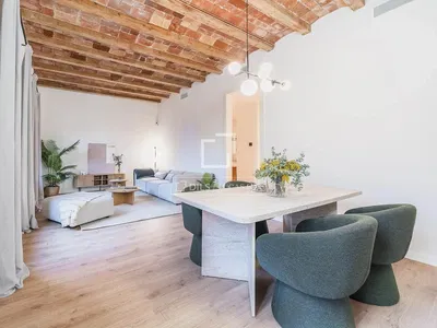 Obývačka; drevená podlaha, prirodzené svetlo, moderný štýl