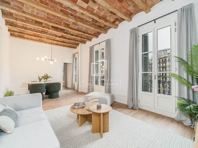 Cucina; elettrodomestici, pavimento in legno, luce naturale, stile moderno