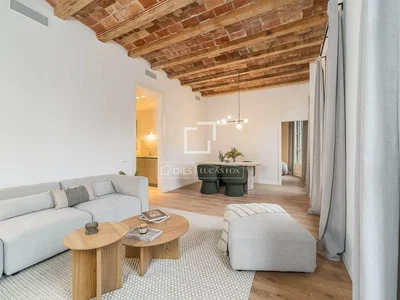 Mutfak; mutfak aletleri, ahşap zemin, doğal ışık, modern stil