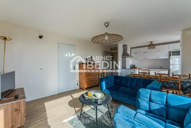 Keuken; keukenapparatuur, houten vloer, natuurlijk licht, moderne stijl