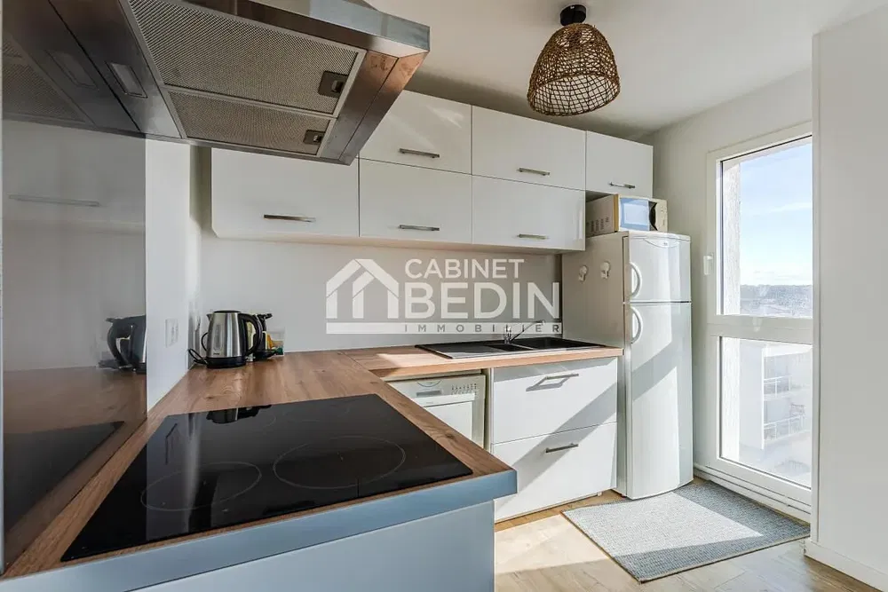 Kuchnia; sprzęt kuchenny, podłoga drewniana, światło dzienne, styl nowoczesny