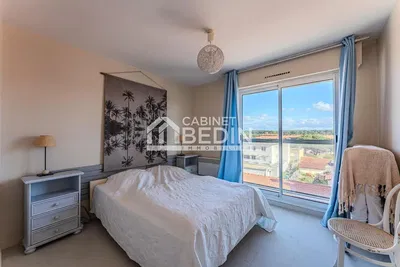 Kuchnia; sprzęt kuchenny, podłoga drewniana, światło dzienne, styl nowoczesny