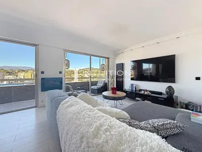 Living room; wood floor, natural light, modern style