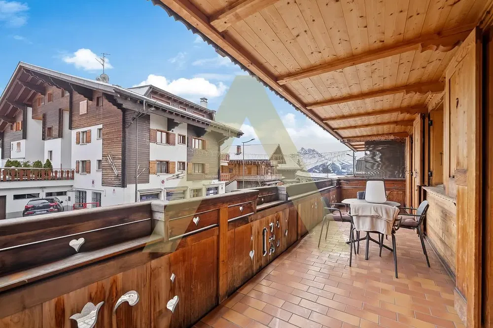 Cucina; elettrodomestici, pavimento in legno, luce naturale, stile moderno