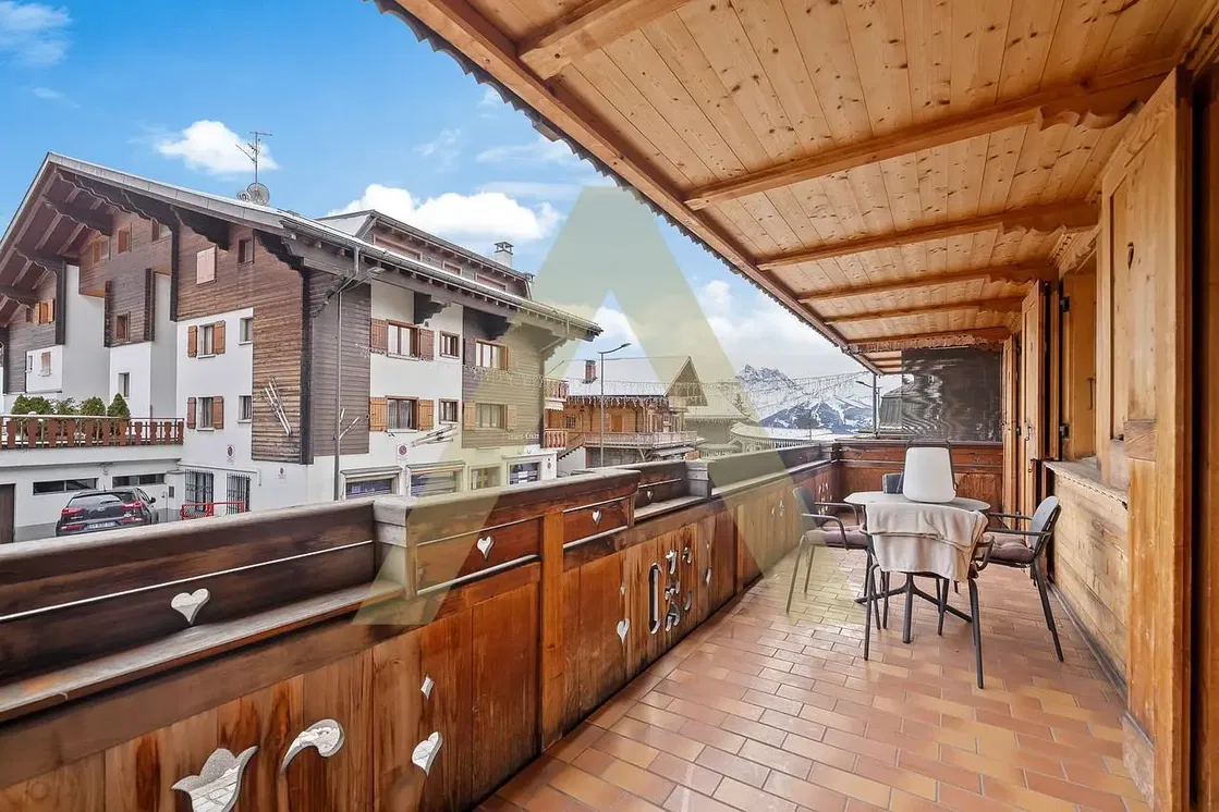 Cucina; elettrodomestici, pavimento in legno, luce naturale, stile moderno