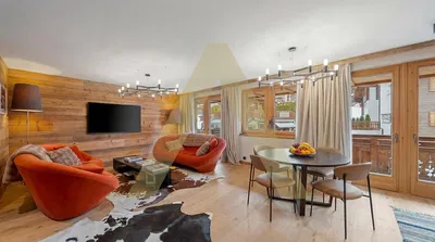 Soggiorno; pavimento in legno, luce naturale, stile moderno