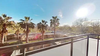 Κουζίνα; συσκευές κουζίνας, ξύλινο πάτωμα, φυσικό φως, μοντέρνο στυλ