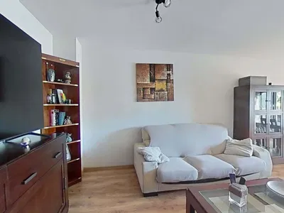 Σαλόνι; ξύλινο πάτωμα, φυσικό φως, μοντέρνο στυλ