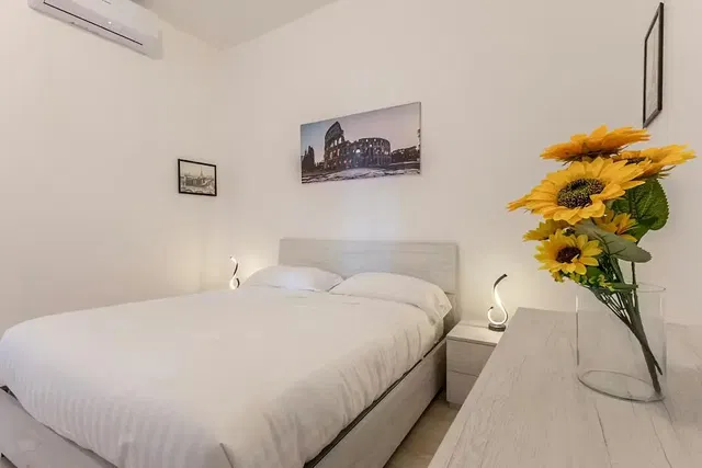 Cuisine; électroménager, carrelage, lumière naturelle, style moderne