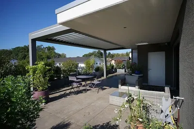 Дневна соба; дрвени под, природно светло, модерни стил