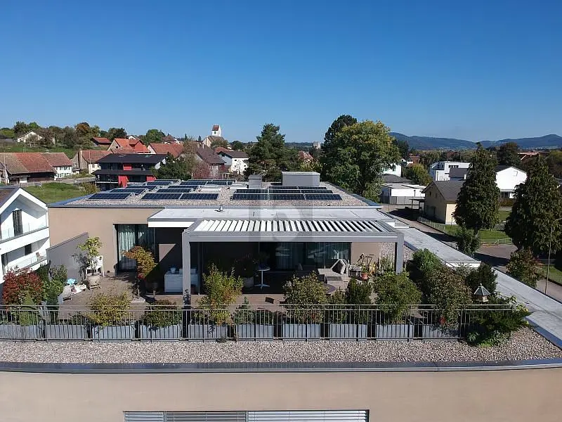 Кухиња; кухињски апарати, дрвени под, природно светло, модерни стил