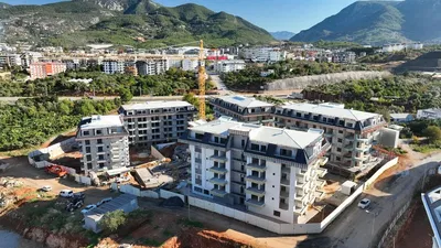 Кухня; кухненски уреди, дървен под, естествена светлина, модерен стил